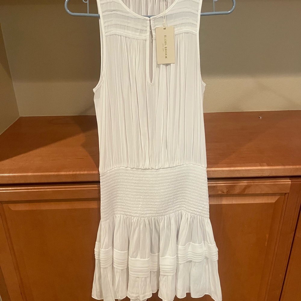 Elegant White Sleeveless Dress